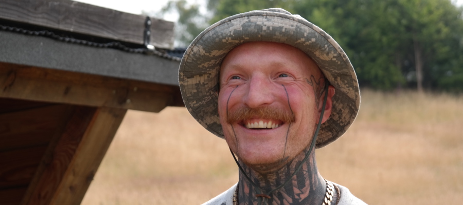 Farver, fællesskab, frivillige og rollen som far giver fast grund under fødderne